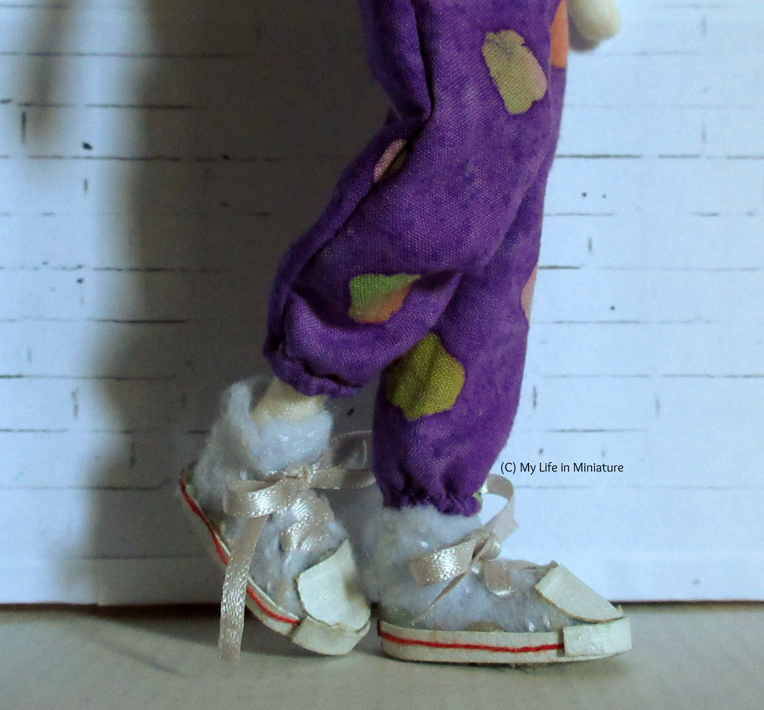 Close-up of the elasticated ankles of the pants, creating a balloon-sleeve-esque effect. 