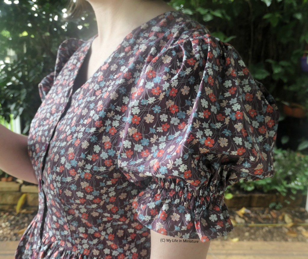 Close-up of the puffed sleeves. They're gathered at the armseye and a little above the hem, making the hem lightly frilled. 